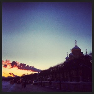 Смотрели на людей-храбрецов, которые купались в проруби...  Фото: Саш Ка