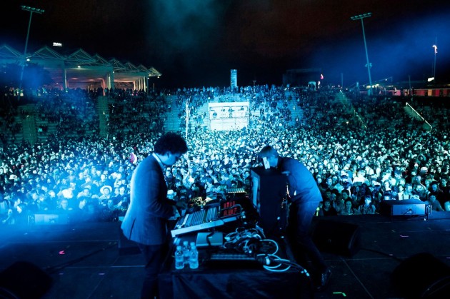 Группа Simian Mobile Disco выступает на фестивале Primavera Sound в 2013 году
