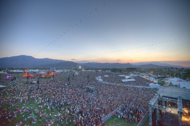 Общий вид фестиваля Coachella в 2013 году