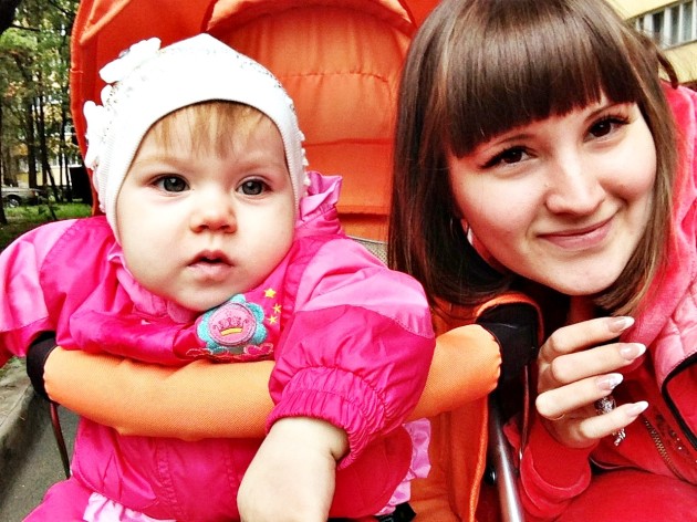 Александра, в отпуске по уходу за ребёнком, и Алёна, 1 год 4 месяца