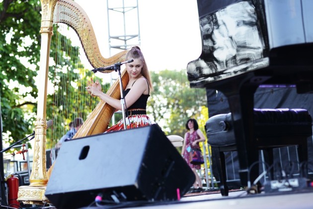 Известная американская певица и арфистка Джоанна Ньюсом на Pitchfork Music Festival 2013
