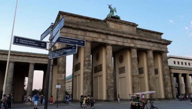 ukazateli_u_brandenburgskih_vorot_v_berline