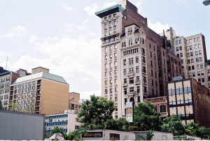 The Factory (Нью-Йорк). Одна из рабочих студий художника Энди Уорхолла. Он квартировал в бывшем производственном помещении с 1962 года. Со временем, The Factory стала местом встречи музыкантов, художников и приобрела славу скандального места. В 1968 году художник покинул помещение из-за сноса здания под строительство жилого дома. На данный момент, здание, где размещался The Factory, не существует. На фотографии — вторая версия The Factory