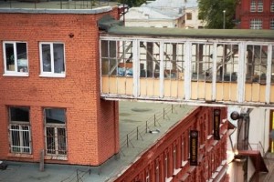 Освобождённую от производства в 2004 году территорию фабрики «Красный октябрь», отдали частным галереям, клубам, ресторанам. Но в 2011 году стало известно, что девелопер, являющийся владельцем территории, будет создавать на основе «Красного октября» жилой квартал с галереями и студиями. Это приведёт к выселению части арендаторов