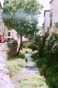 Русло пересохшей реки разделяет территорию цыганского квартала Альбайсин от холма, на котором стоит дворец Альгамбра, главная достопримечательно Андалусии