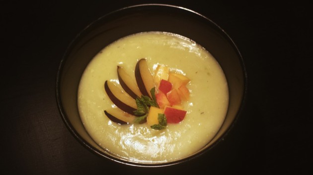 Холодный крем-суп из цукини со свежими фруктами и мятой